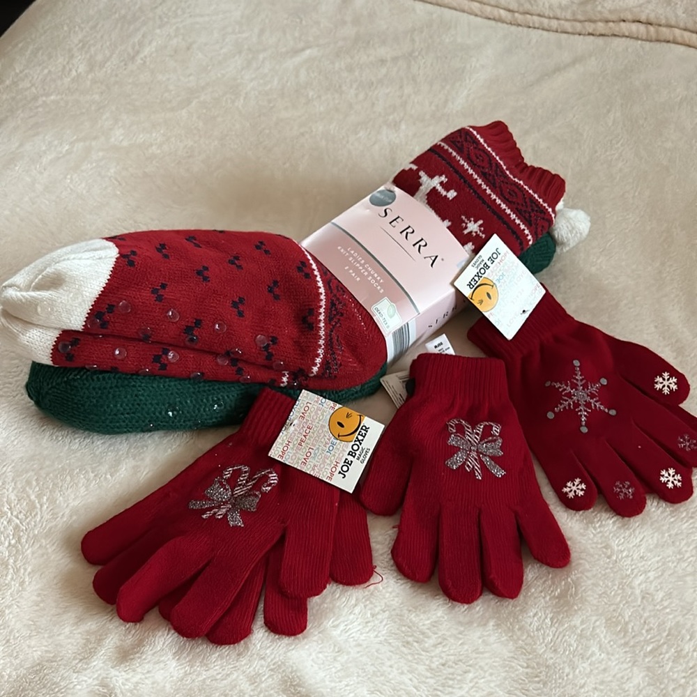 Chunky Knit Slipper Socks and Gloves